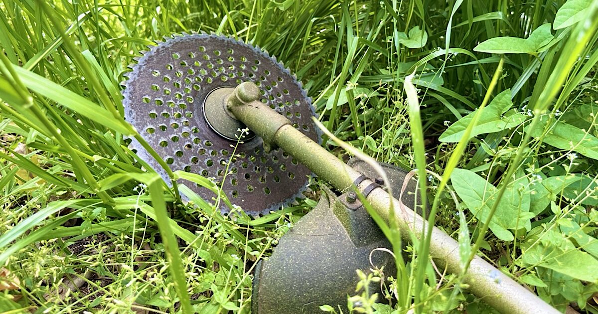 草刈機の刃の向きはどっちが正しい？